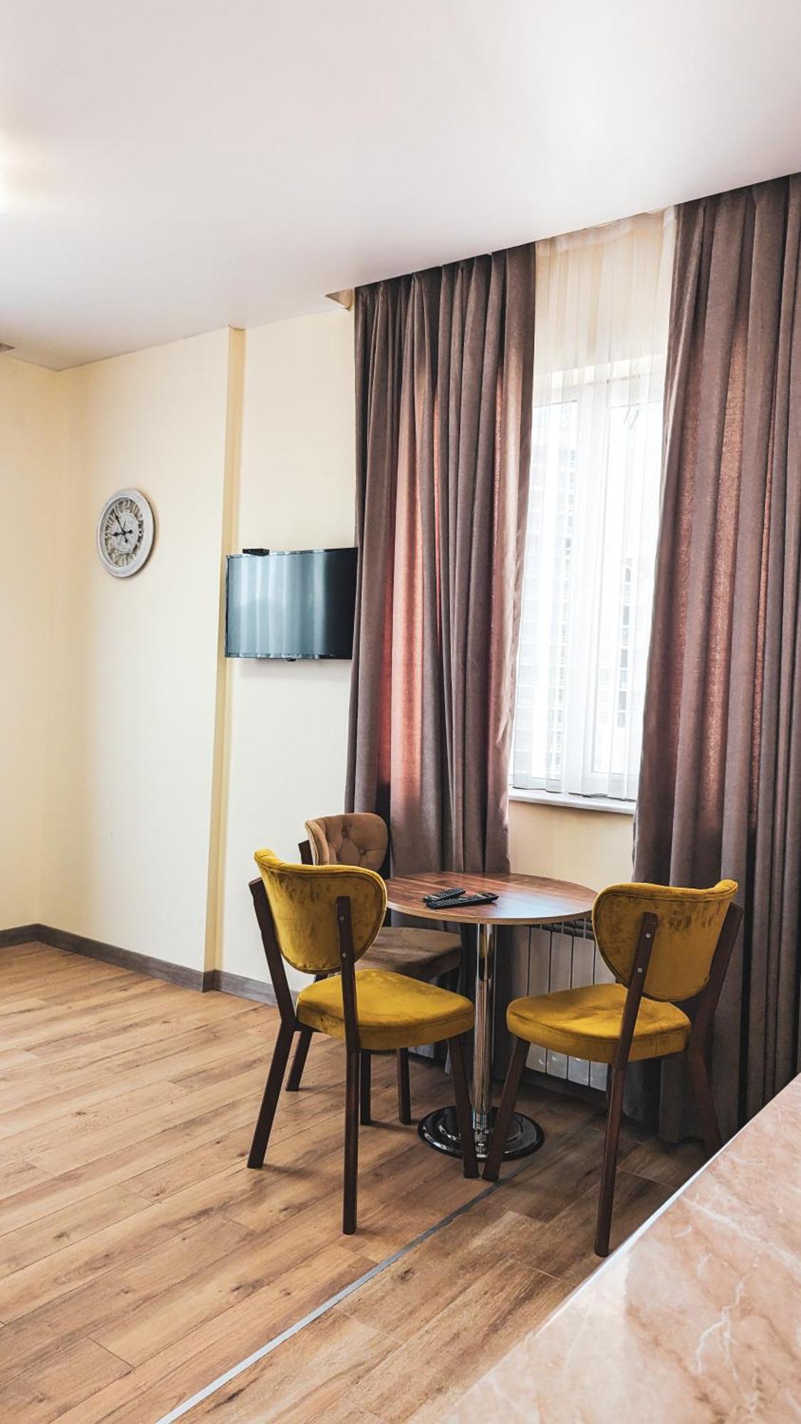 Gg Aparthotel Batoemi Buitenkant foto